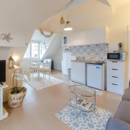 House With Lateral Seaview By Interhome